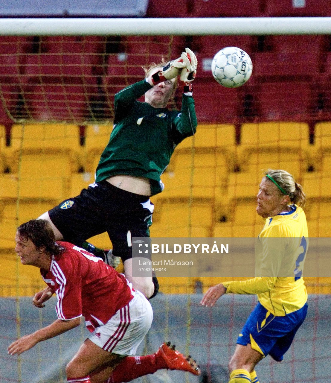 Hedvig Lindahl har full kontroll vid hörna