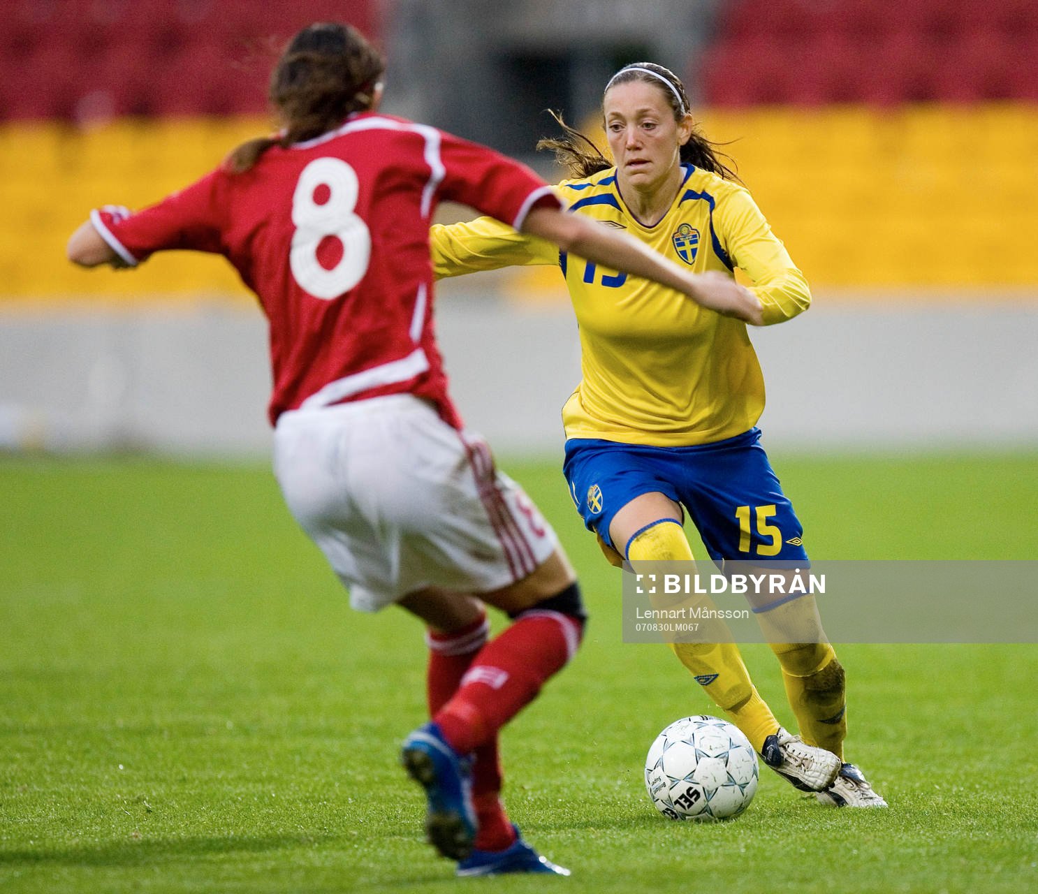 Therese Sjögran, Sverige, utmanar Julie Rydahl Bukh