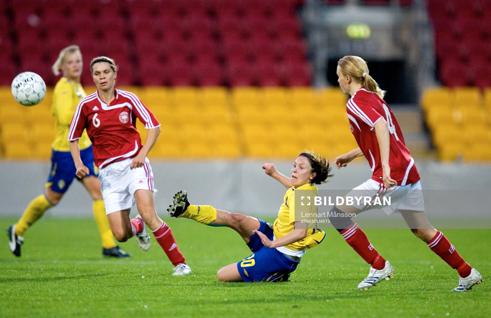 Hanna Ljungberg skjuter sittande