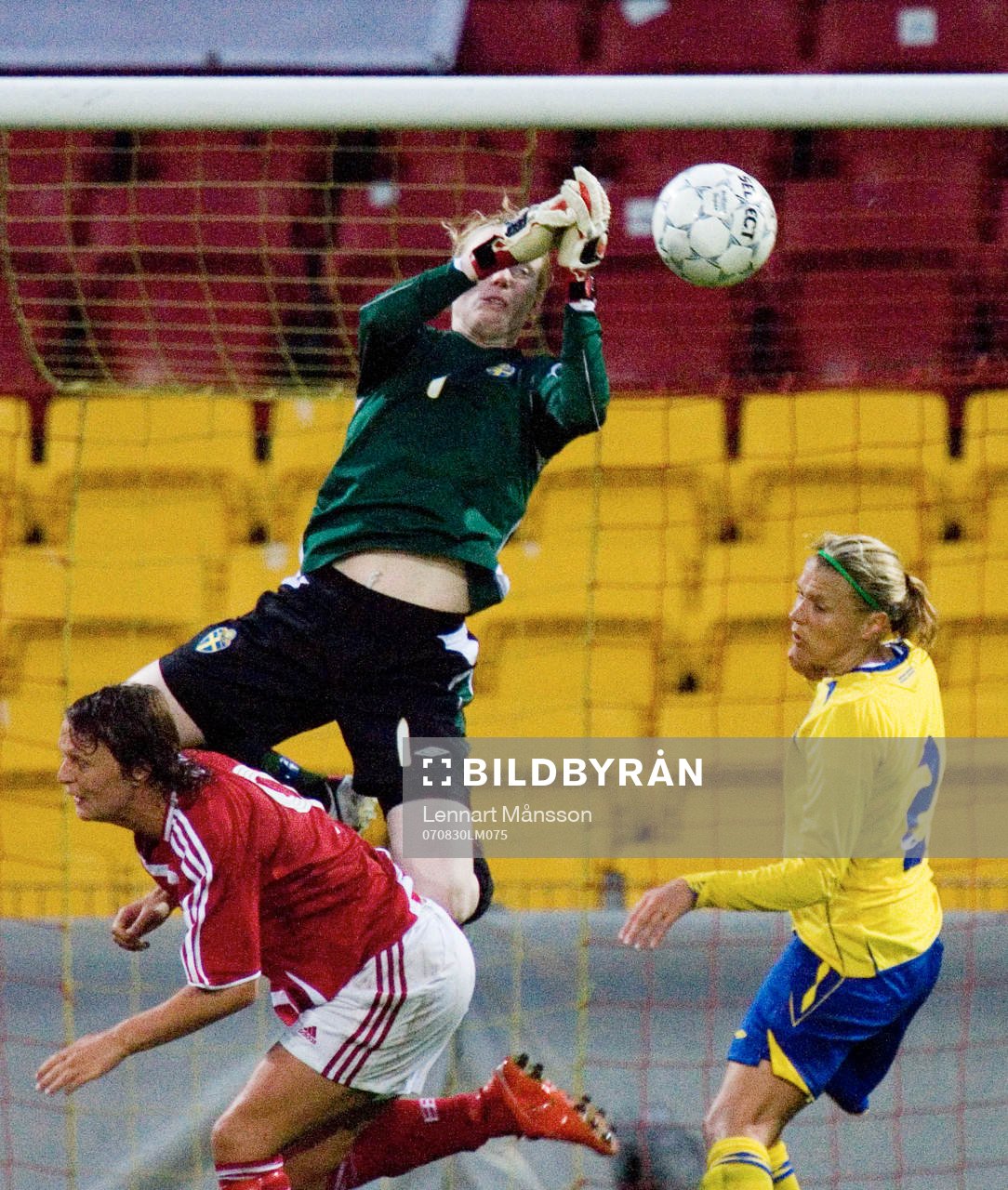 Hedvig Lindahl, målvakt, boxar bort