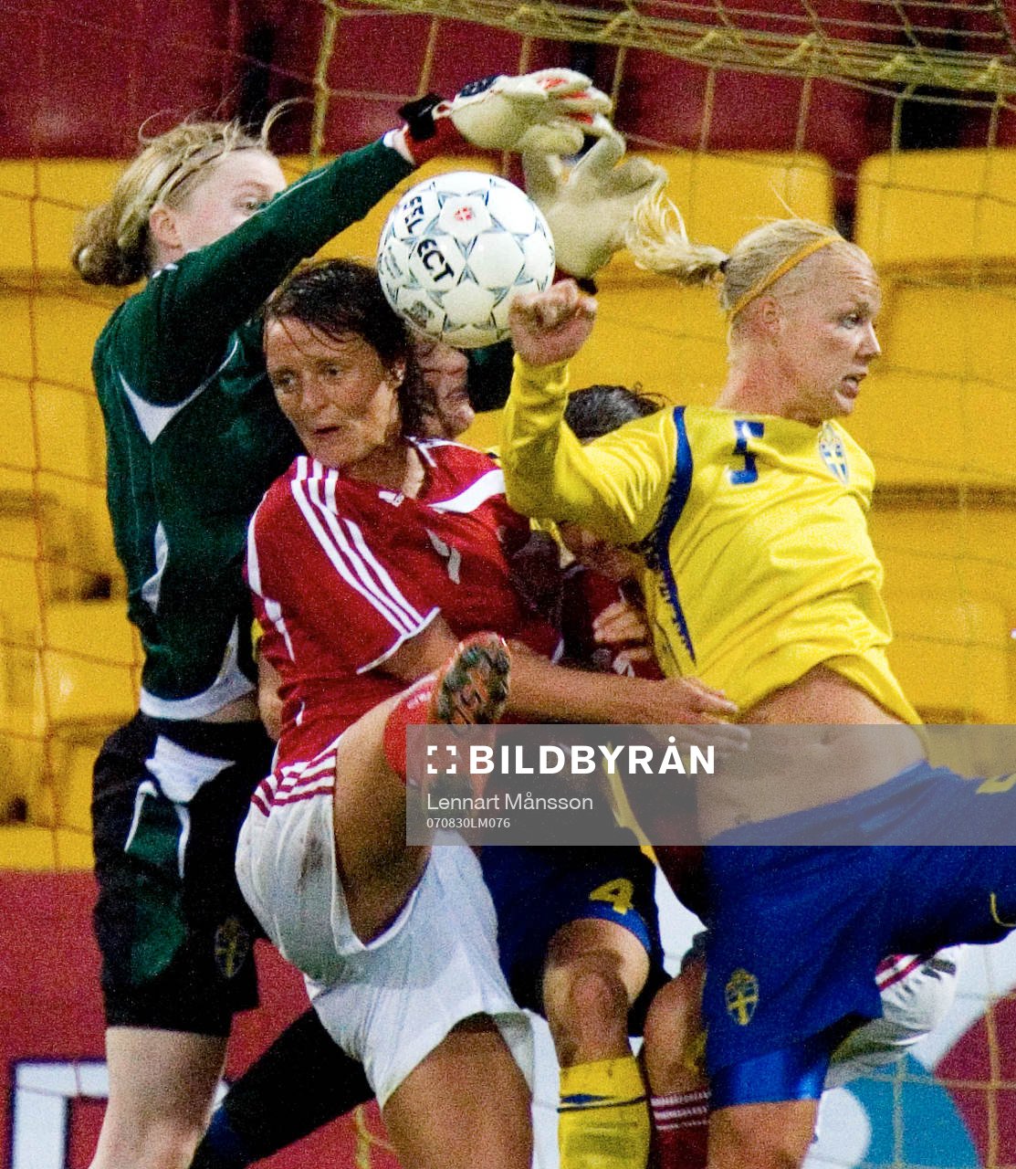 Hedvig Lindahl, målvakt, assisterad av Caroline Seger