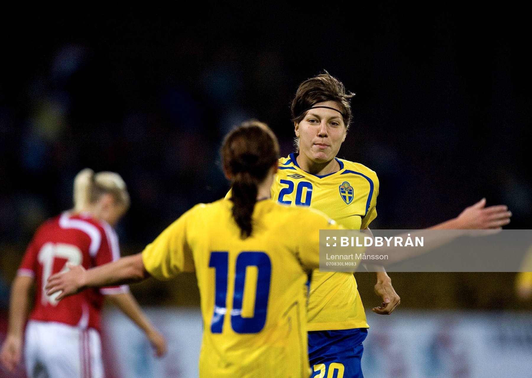 Linda Forsberg grattar Hanna Ljungberg