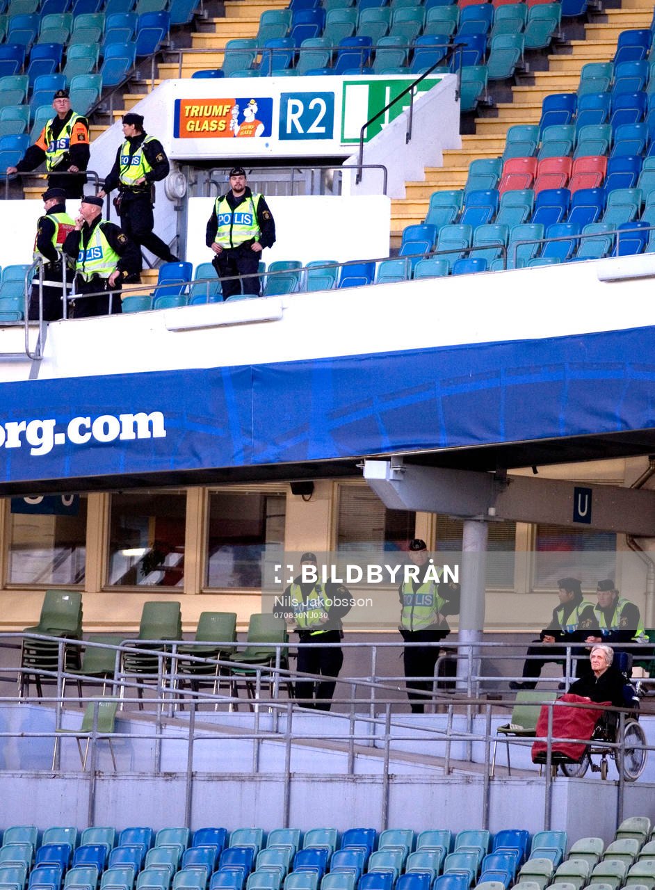 Publiken bestod av poliser och en man i rullstol och lite