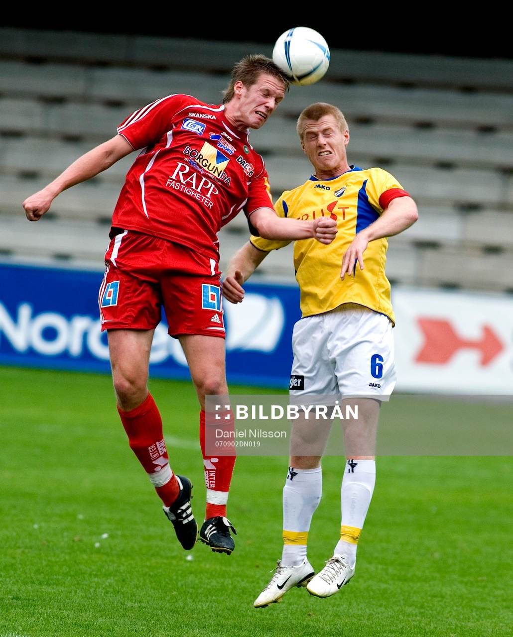 Niklas Hansson, IFK Malmö i nickduell med Skövde spelare