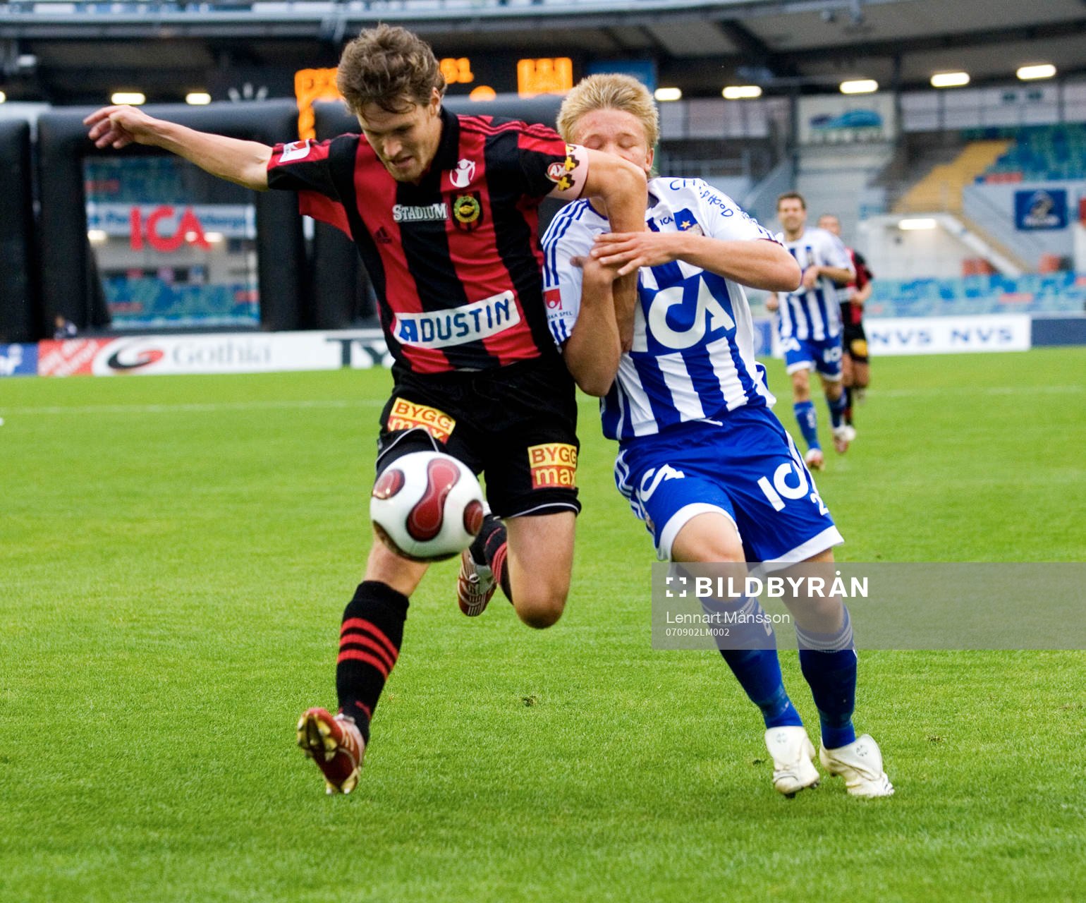   15-årige debutanten Niklas Bärkroth brottas med en brommapojk.