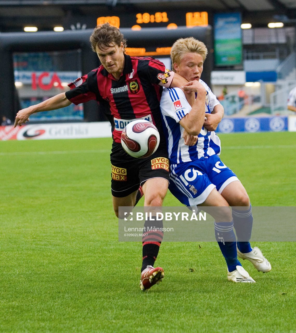  15-årige debutanten Niklas Bärkroth brottas med en brommapojk.