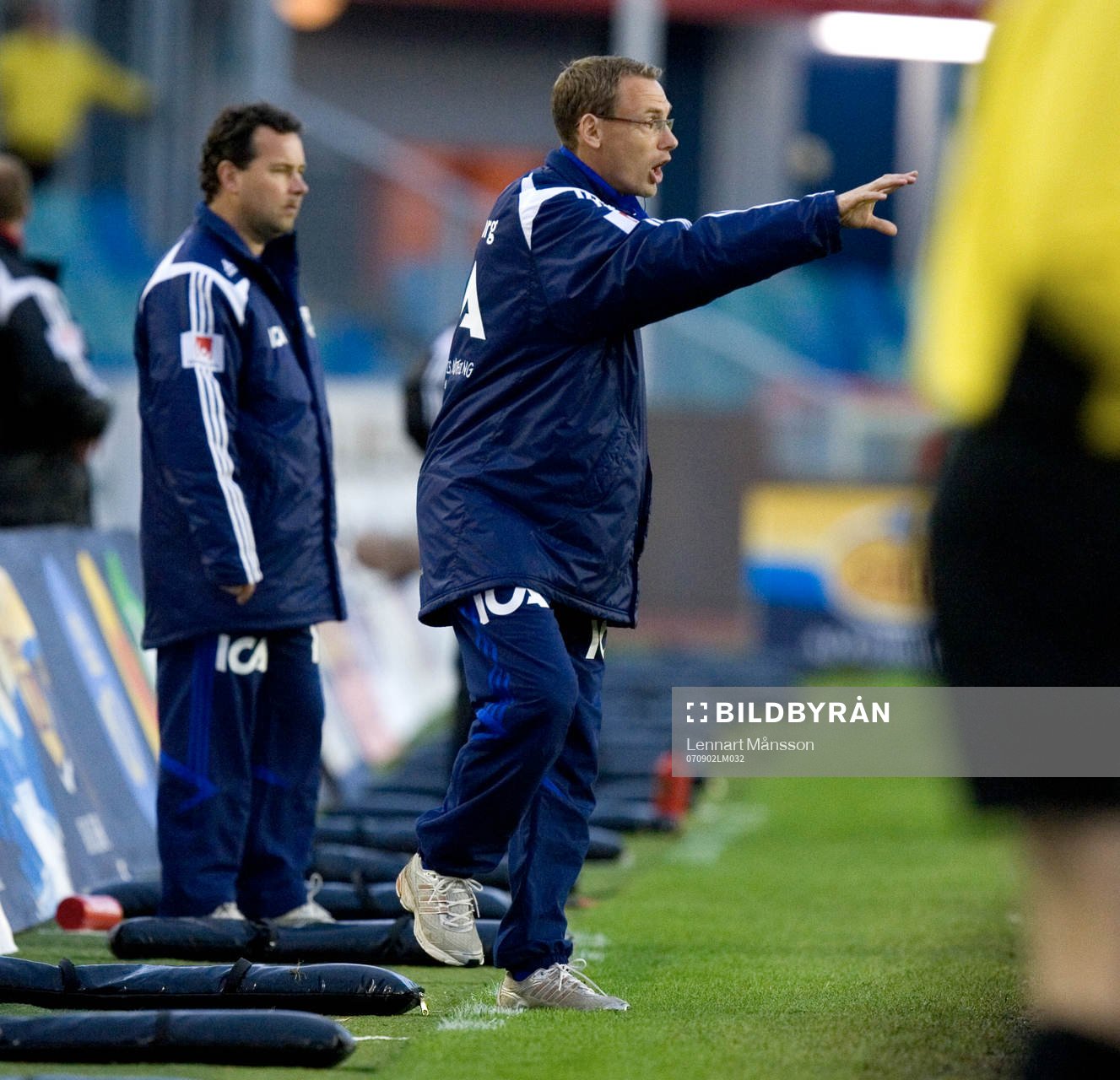 Stefan Rehn och Jonas Olsson, tränare, Göteborg, dirigerar