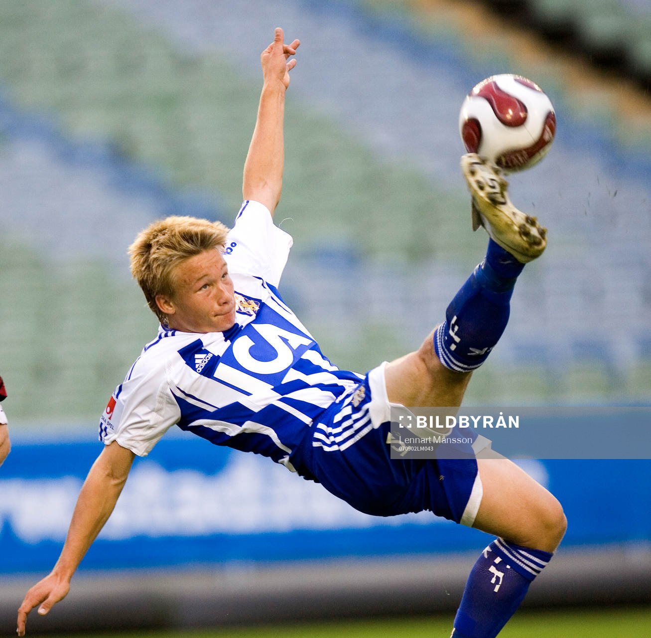  15-årige debutanten Niklas Bärkroth gör en brassespark.