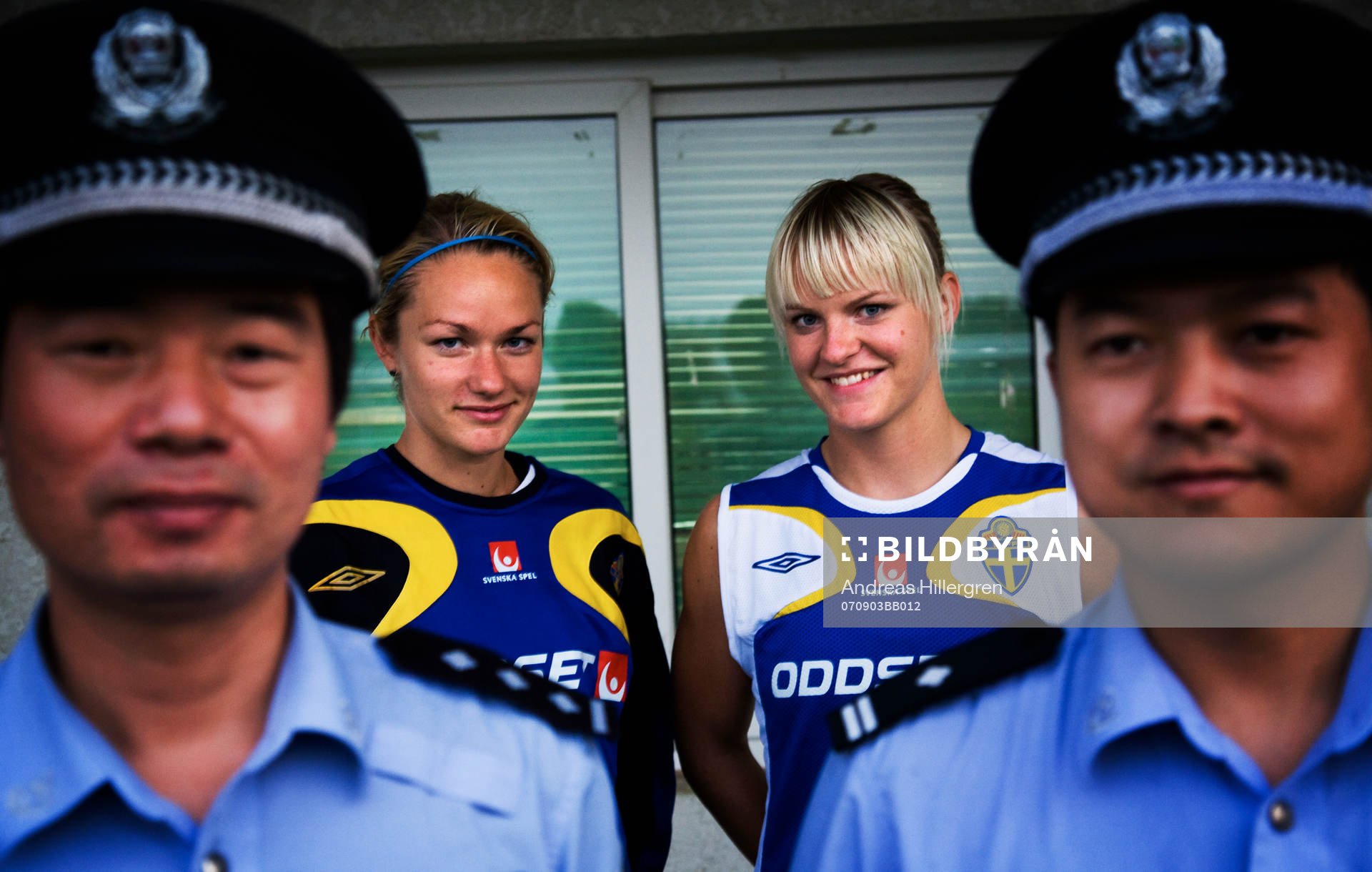 Nilla Fischer och Stina Segerström. Polis