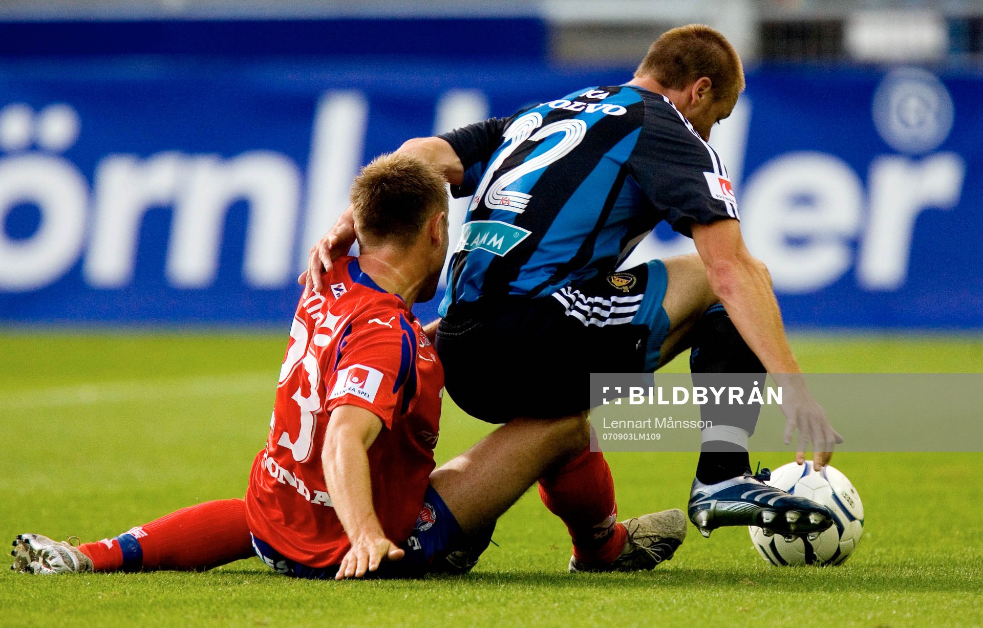 Erik Wahlstedt och Mattias Jonson i knä på varandra