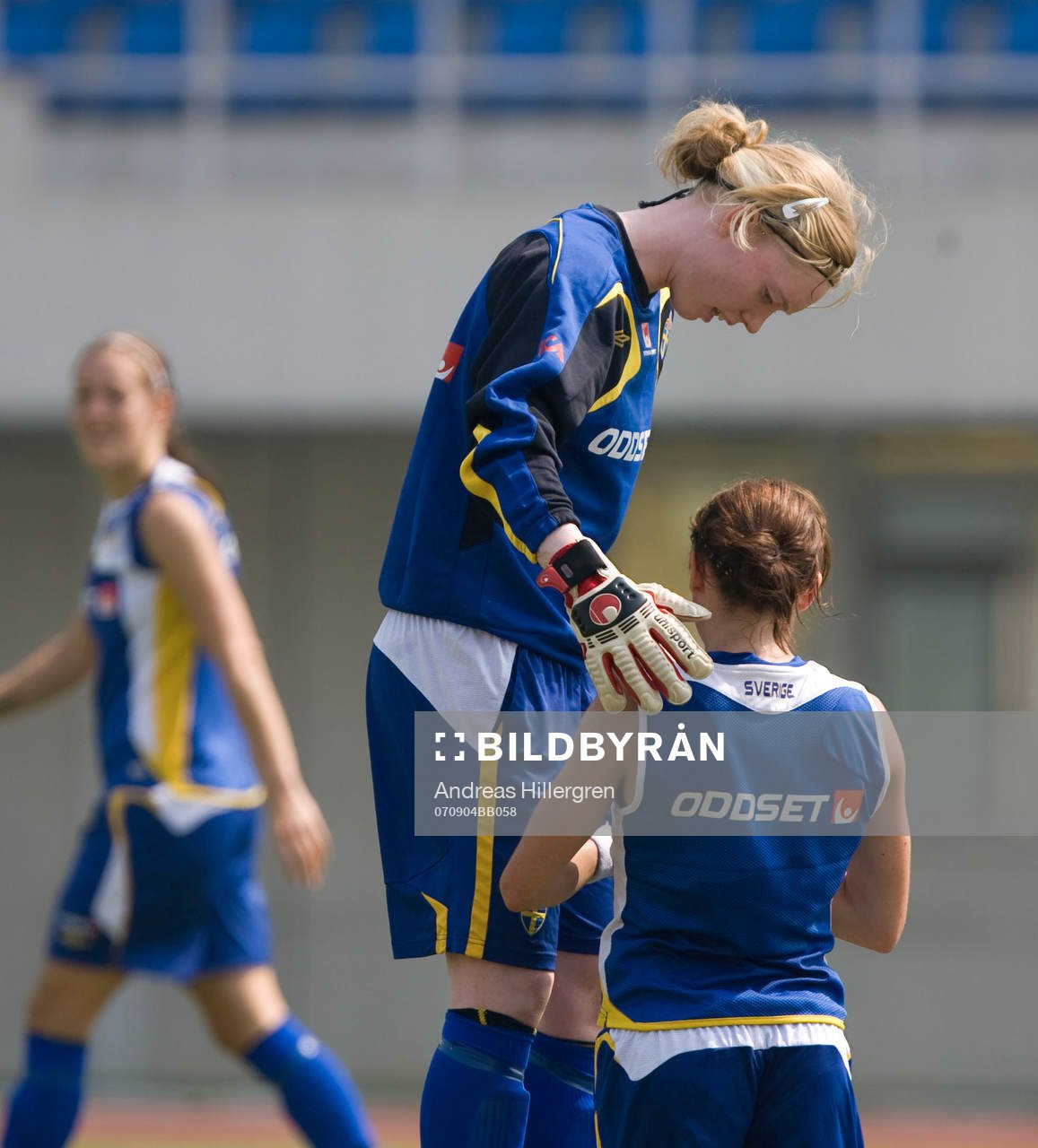 Hanna Ljungberg krockar med Hedvig Lindahl, målvakt