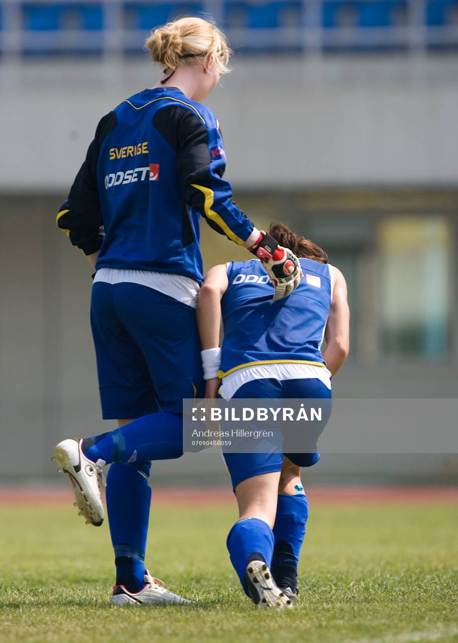 Hanna Ljungberg krockar med Hedvig Lindahl, målvakt
