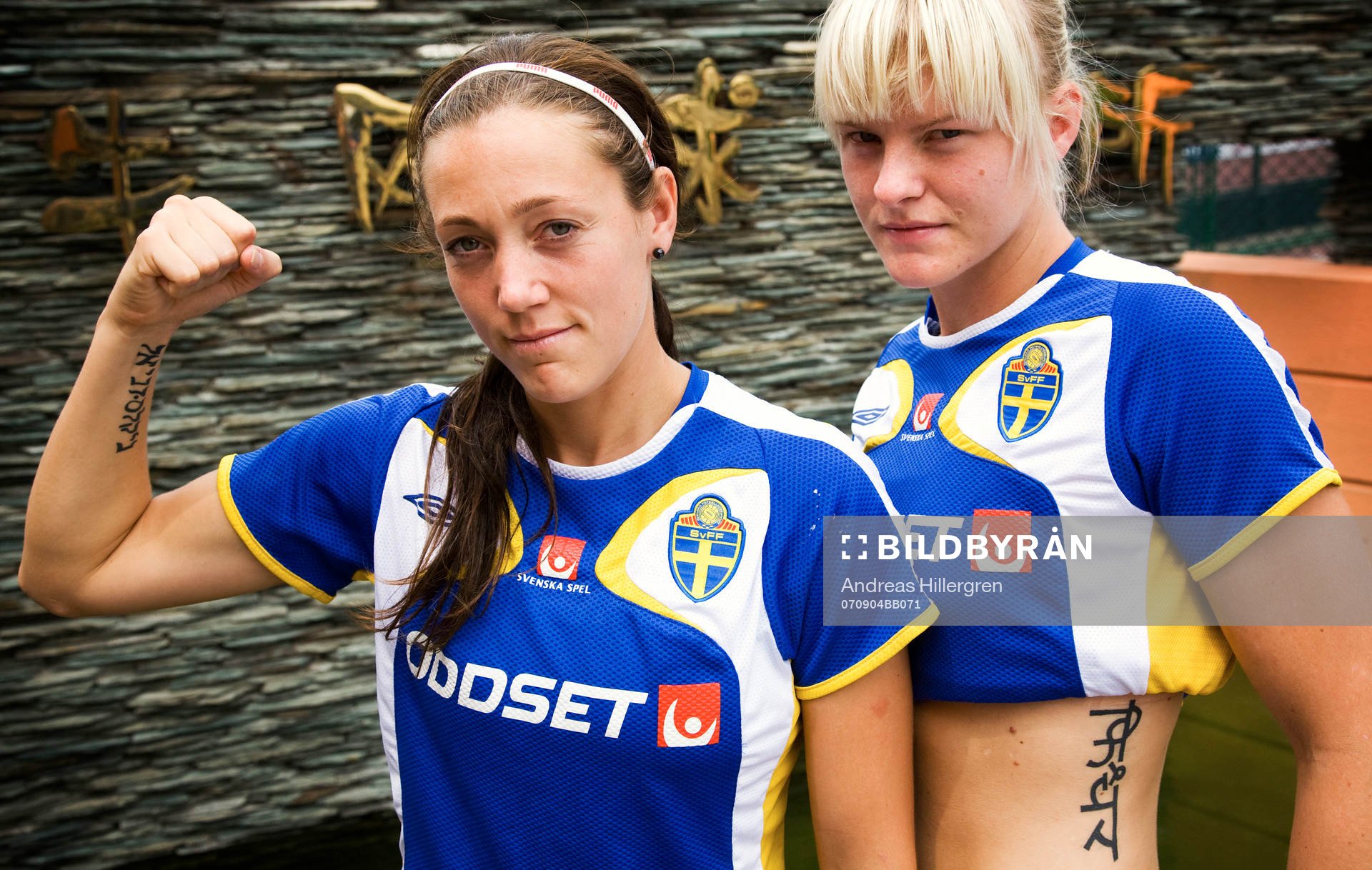 Therese Sjögran och Nilla Fischer visar tatueringar