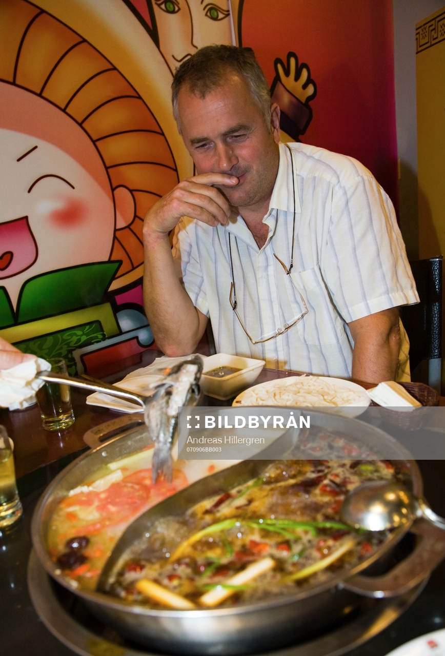 Lars Grimlund, tveksam på hot pot maten