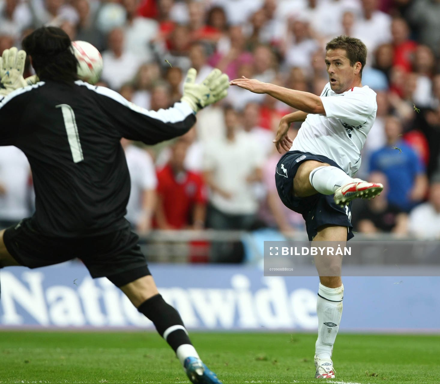 Michael Owen, England och Dudu Aouatec, målvakt, Israel