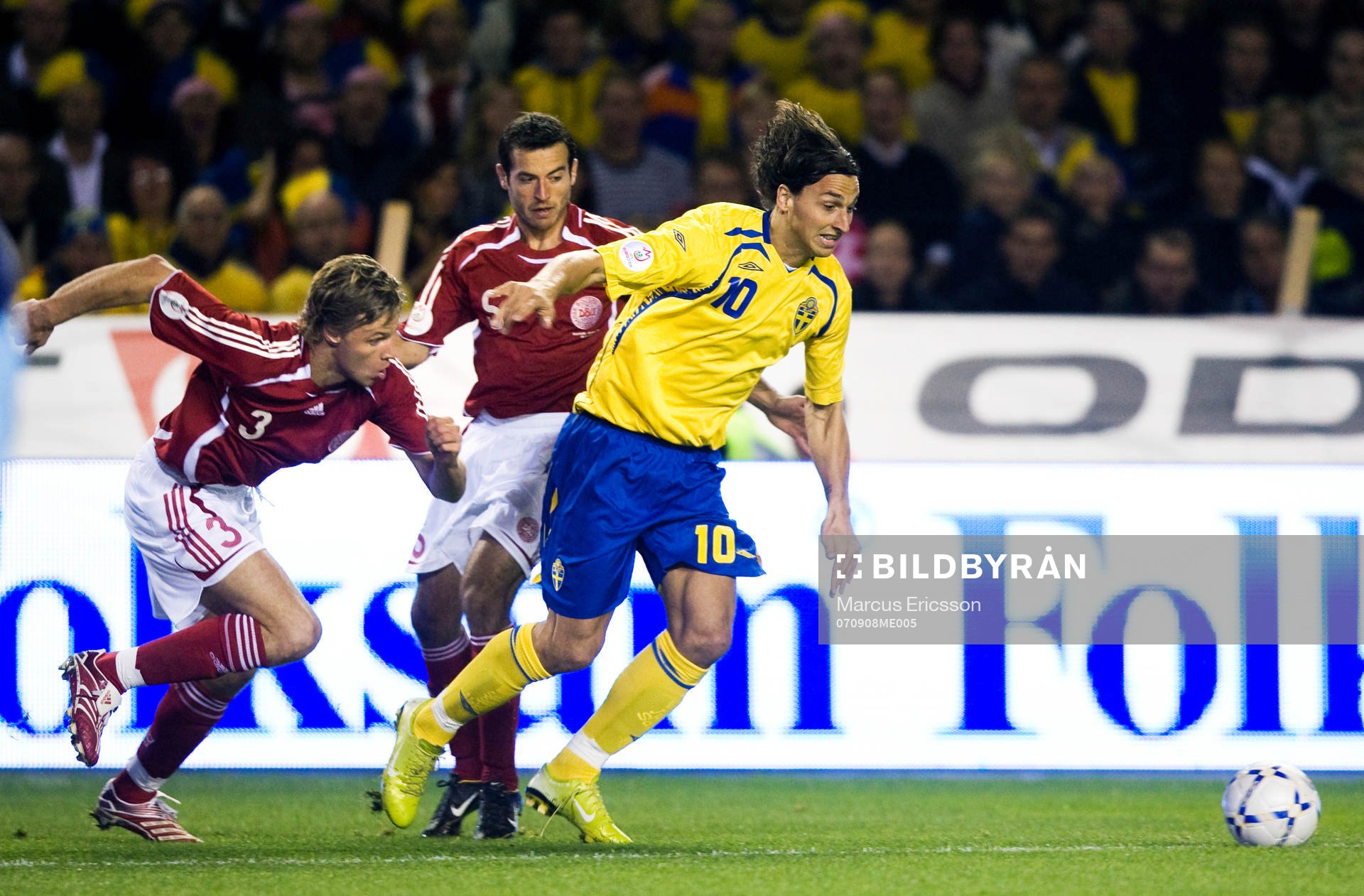 Zlatan Ibrahimovic jagas av Martin Laursen och Niclas