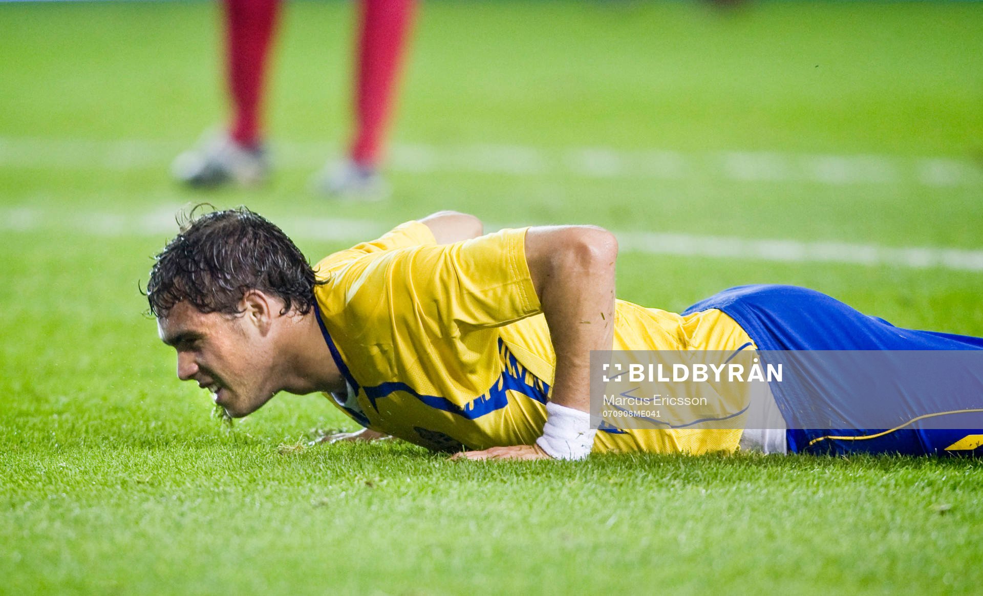 Johan Elmander biter i gräset