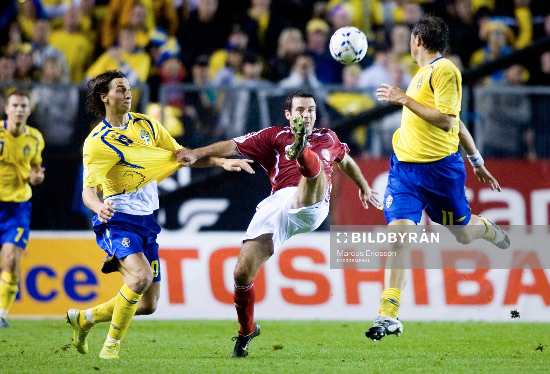 Niclas Jensen mellan Zlatan Ibrahimovic och Johan Elmander