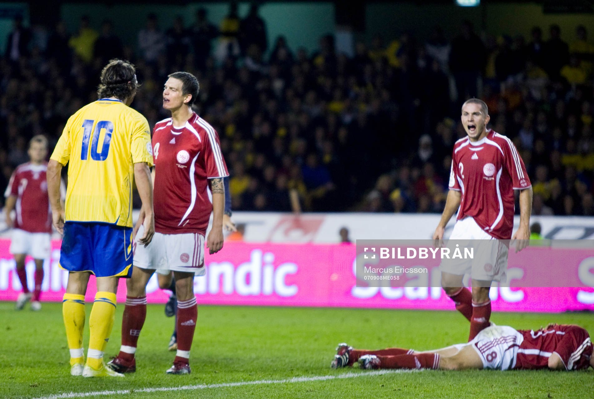 Zlatan Ibrahimovic snackar med Daniel Agger