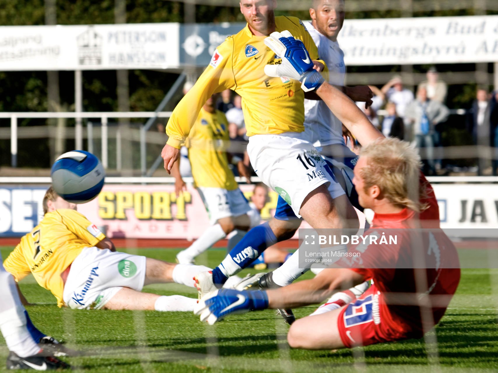   Patrik Lundgren och Rasmus Rydén, målvakt, Falkenberg.