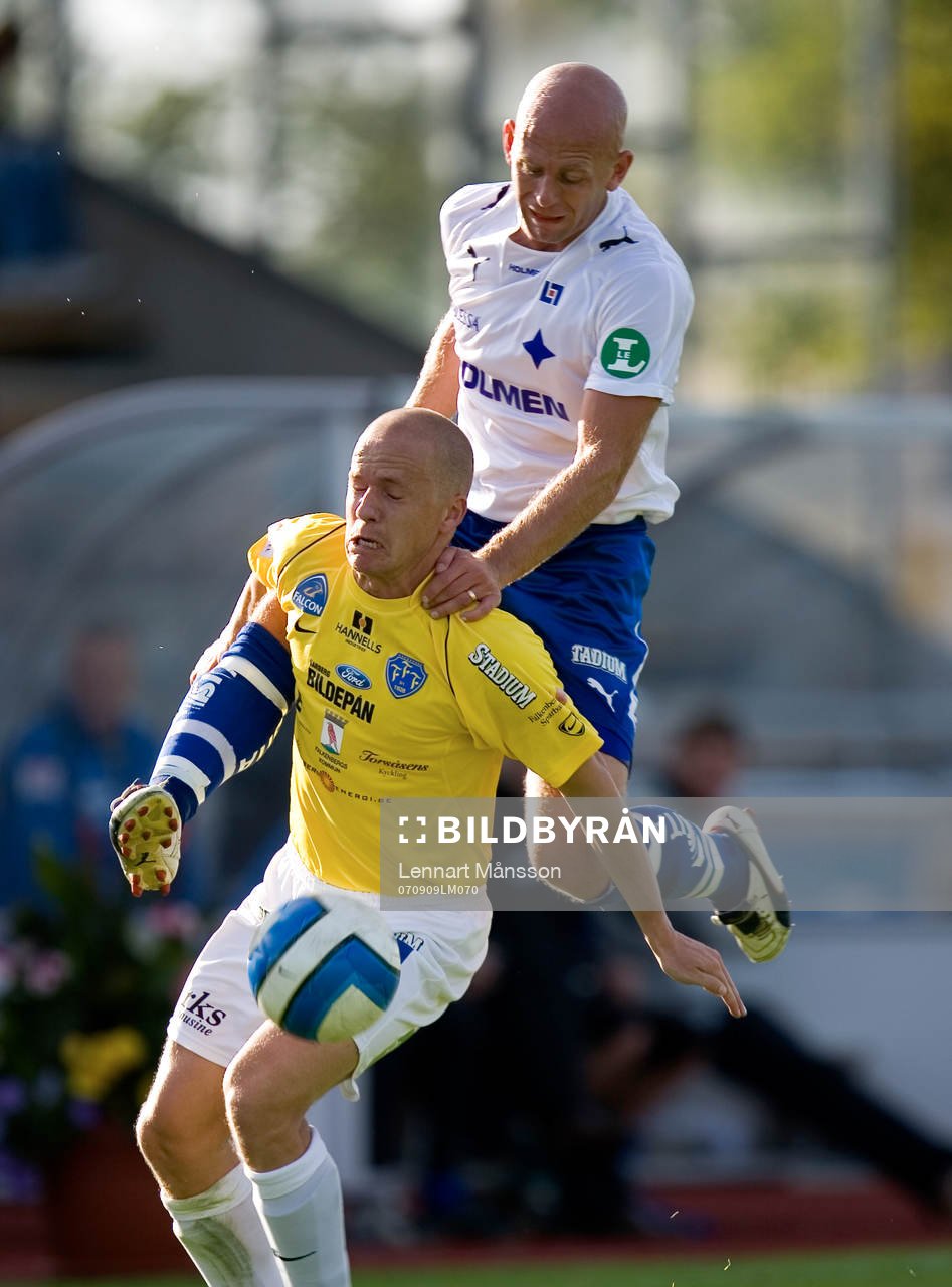 David Nordbeck klättrar på Johan Claesson