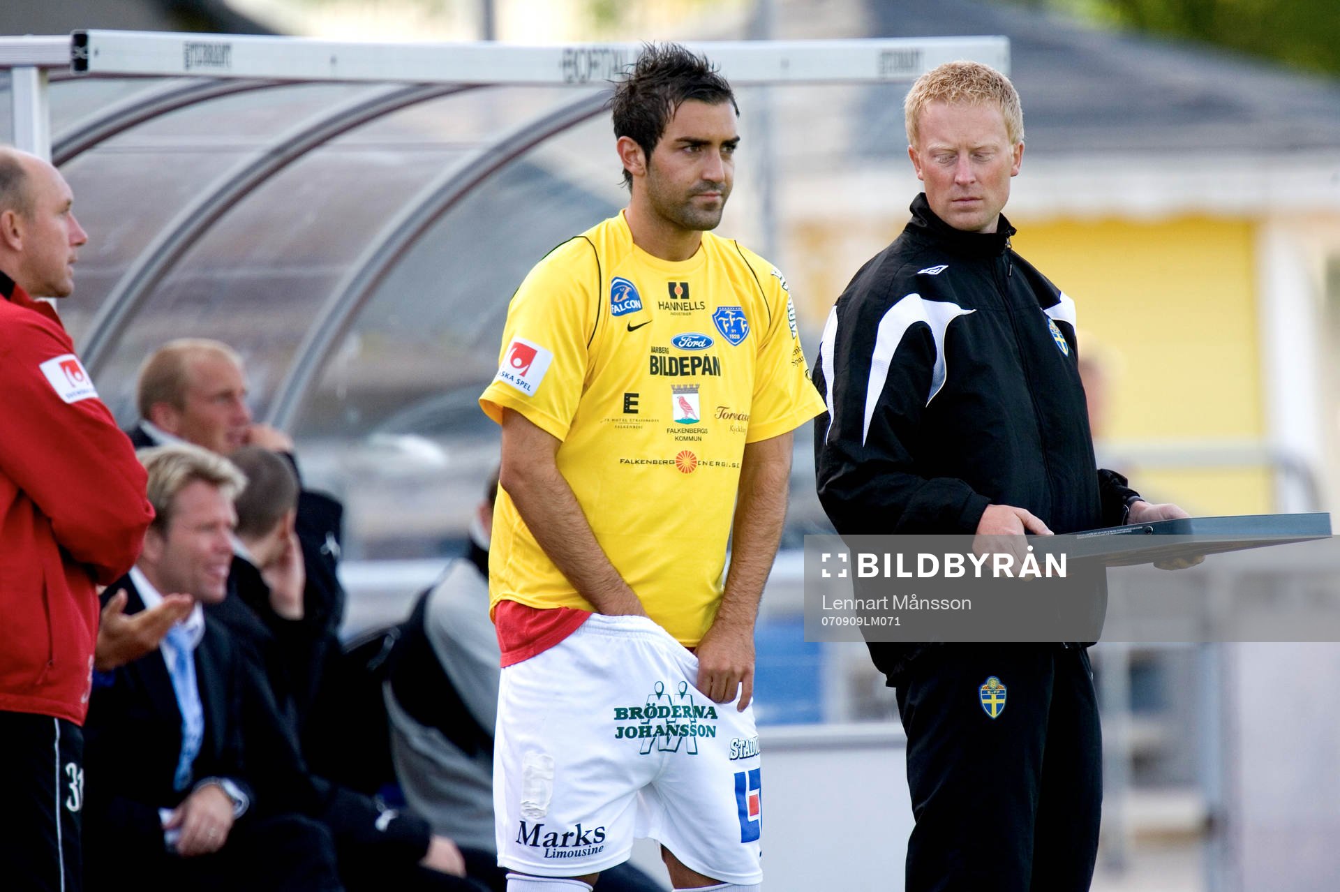 Debutanten Ricardo Penella från Valencia ser till att ha allt på plats när han skall hoppa in, fjärdedomaren Henrik Hall konstaterar faktum. Lagets båda tränare Stig Kristensson och Mats Jingblad till vänster.
