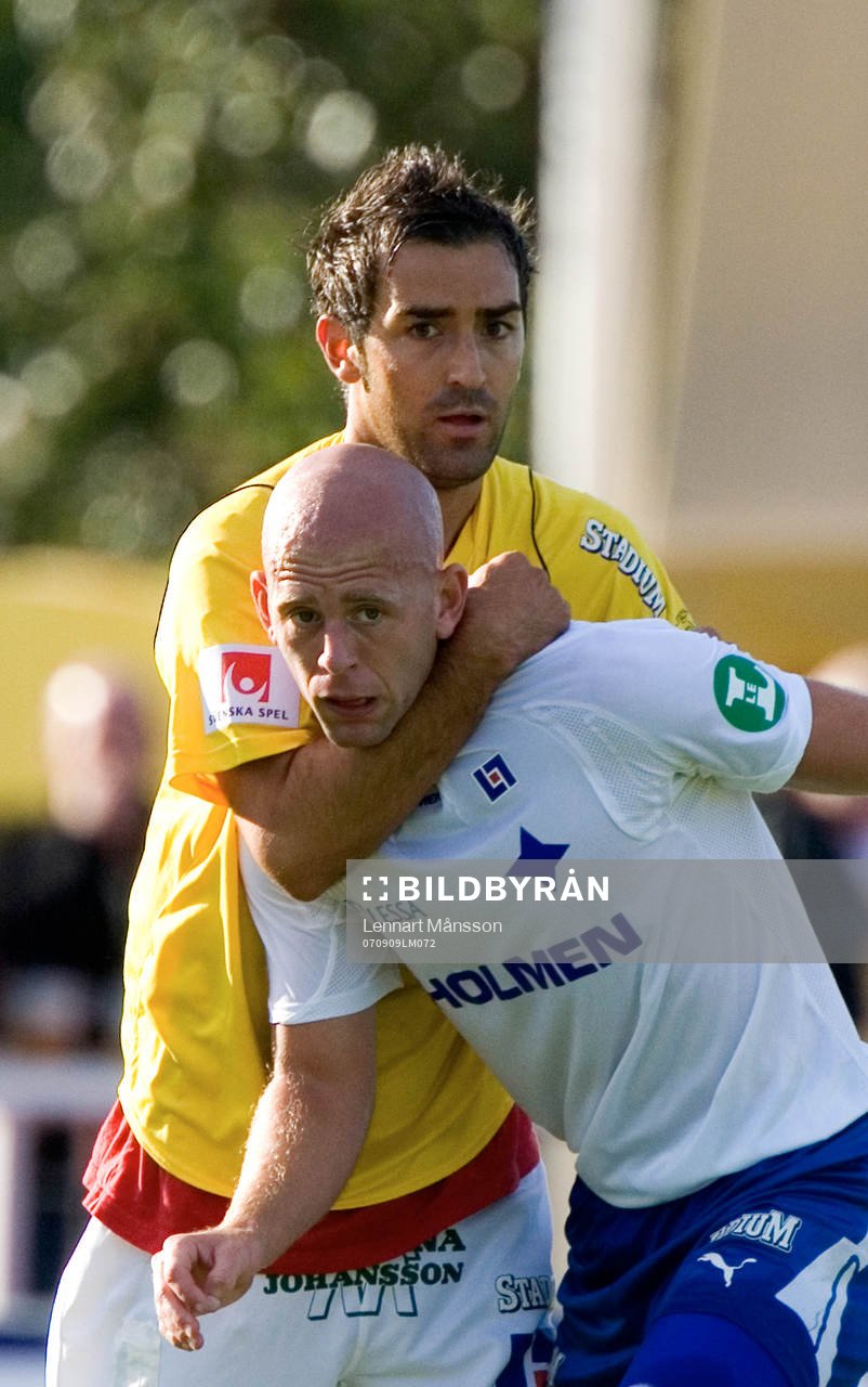   Debutanten Ricardo Penella från Valencia tar grepp på David Nordbeck.