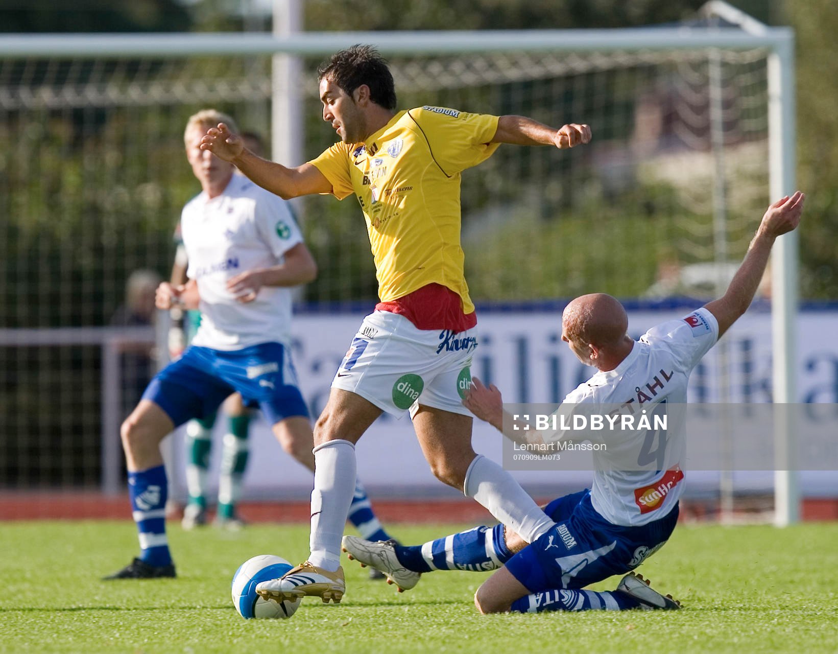   Debutanten Ricardo Penella från Valencia tacklas av David Nordbeck.