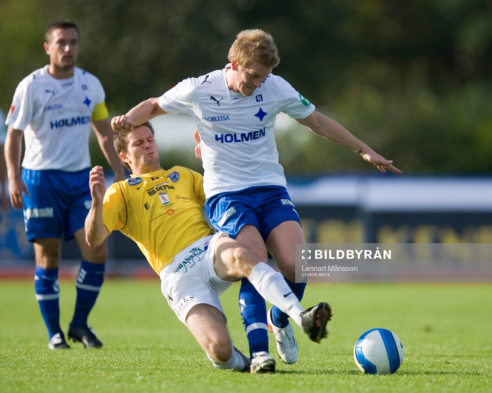 Erik Dybendahl tacklas av Kristoffer Englén