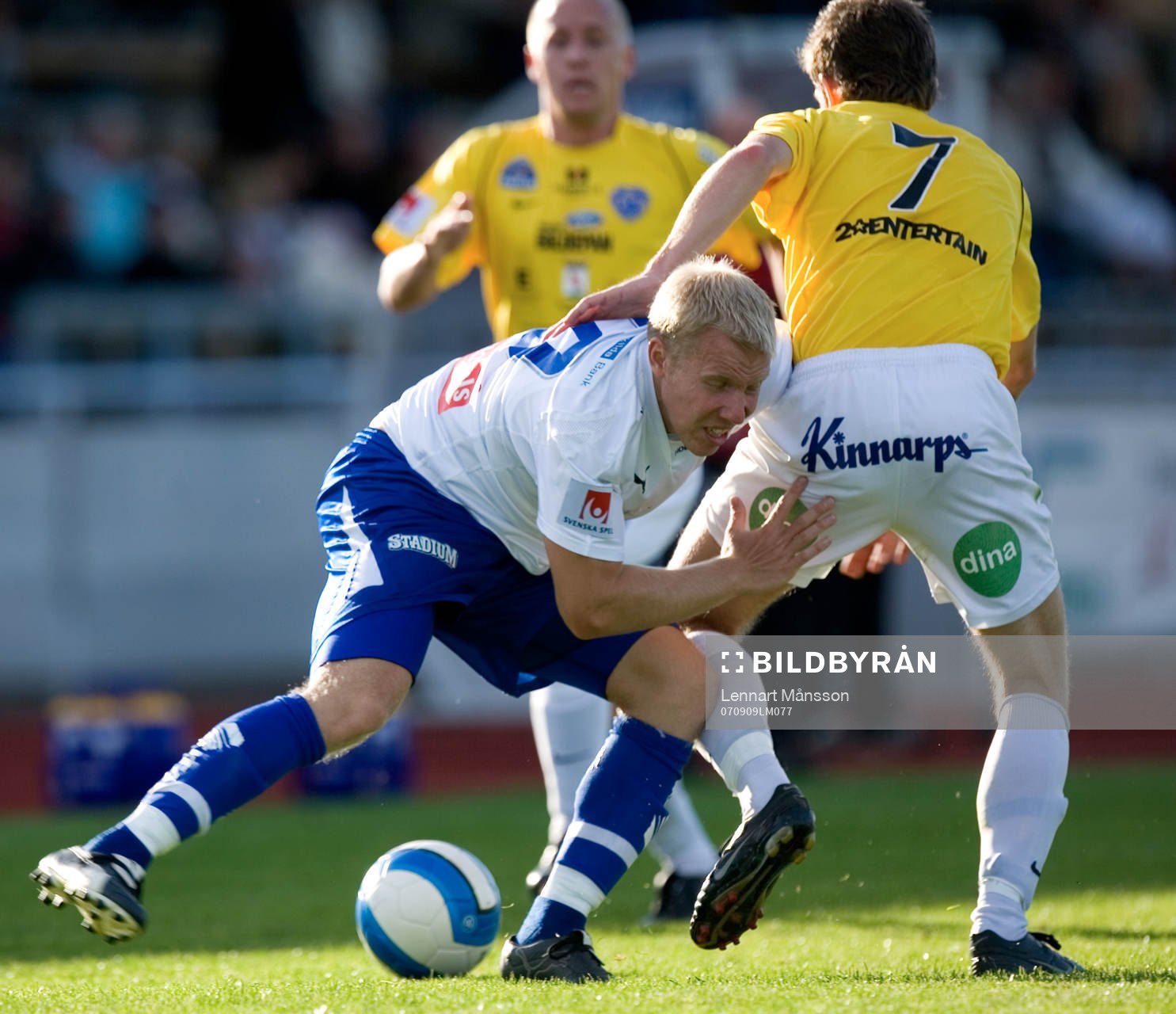 Målskytten Viktor Rönneklev tar grepp på David Svensson