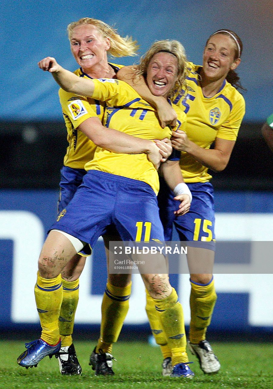Victoria Svensson jubel med Frida Östberg och Therese