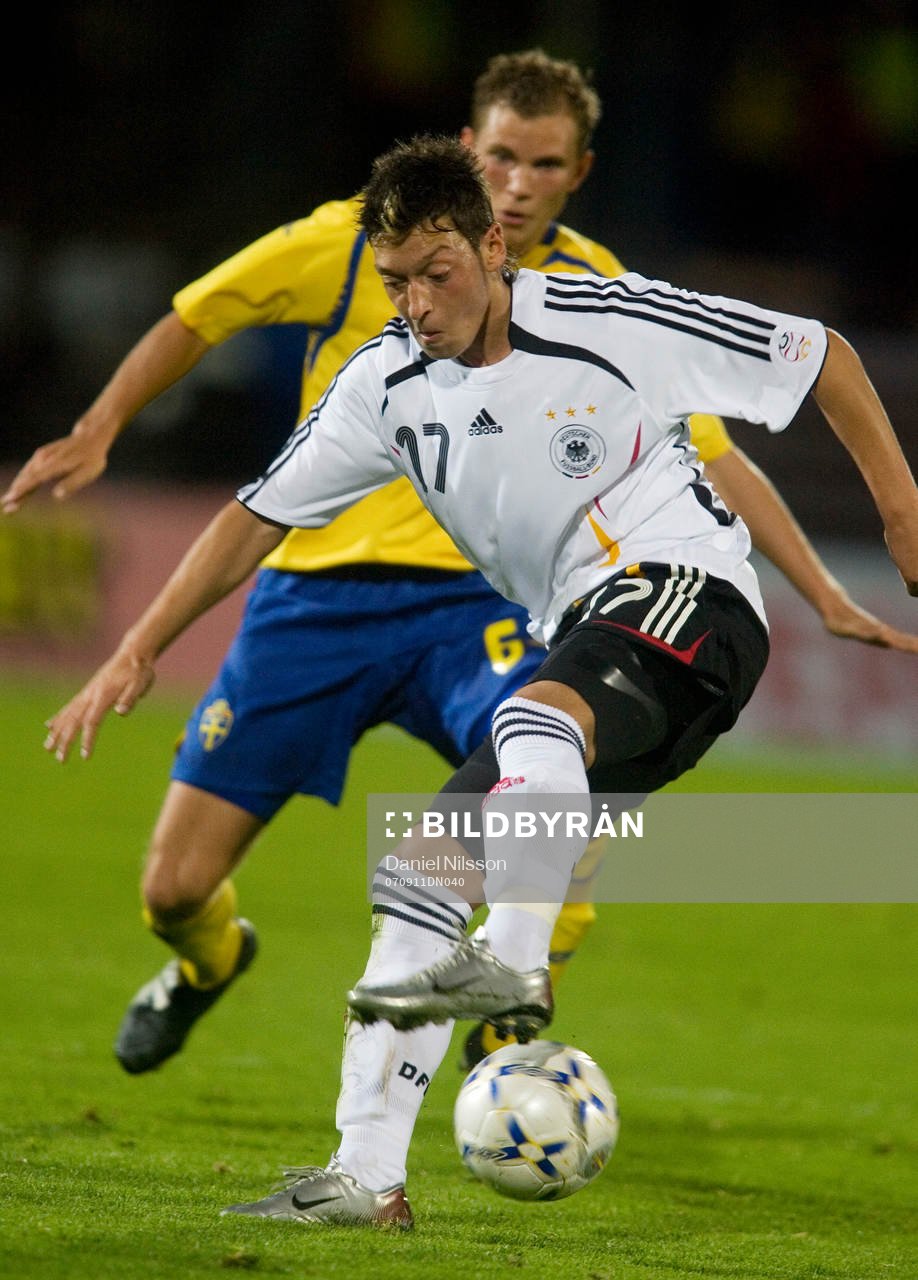 Mesut Özil, Tyskland och Robert Åhman-Persson, Sverige