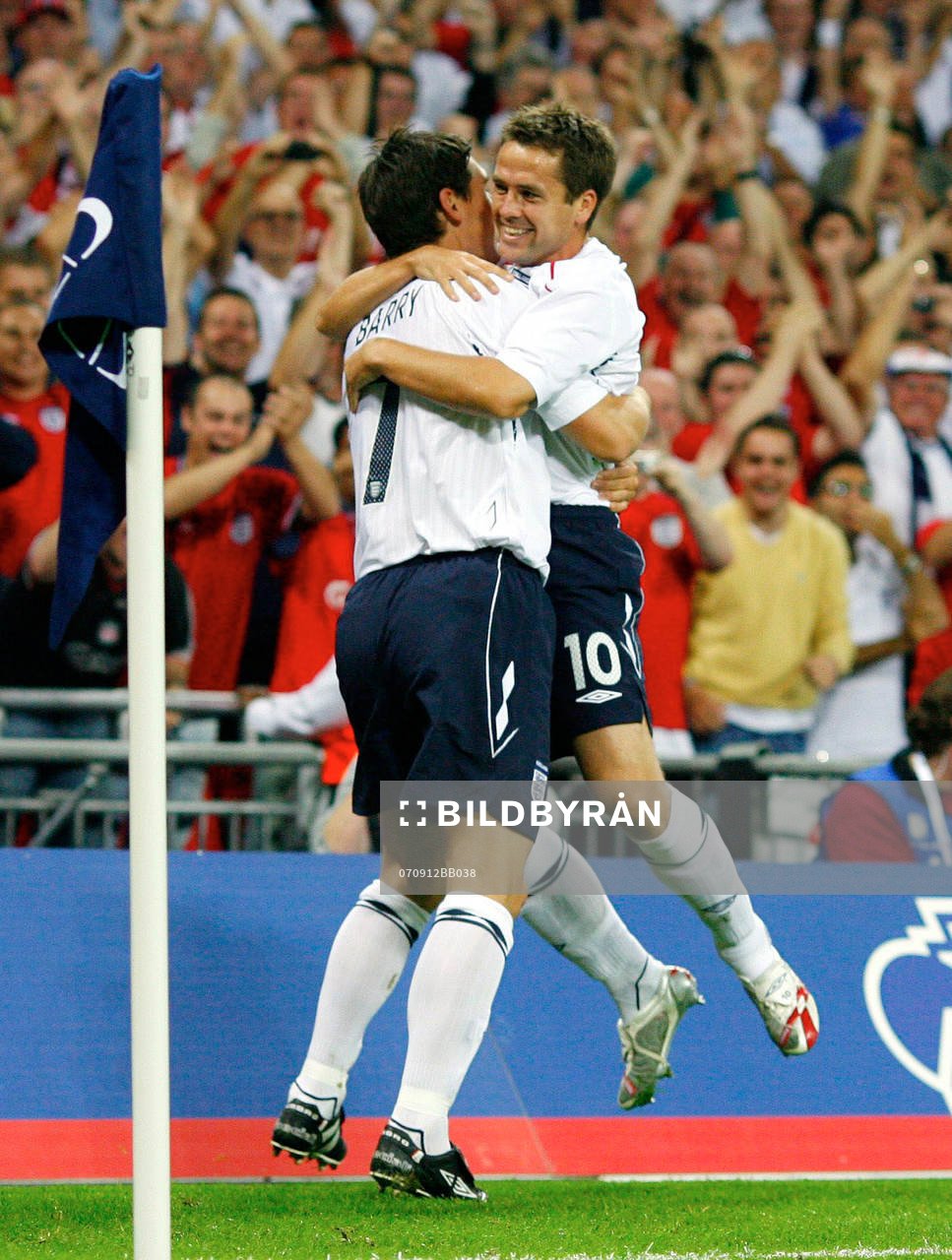 Michael Owen och Gareth Barry, jubel