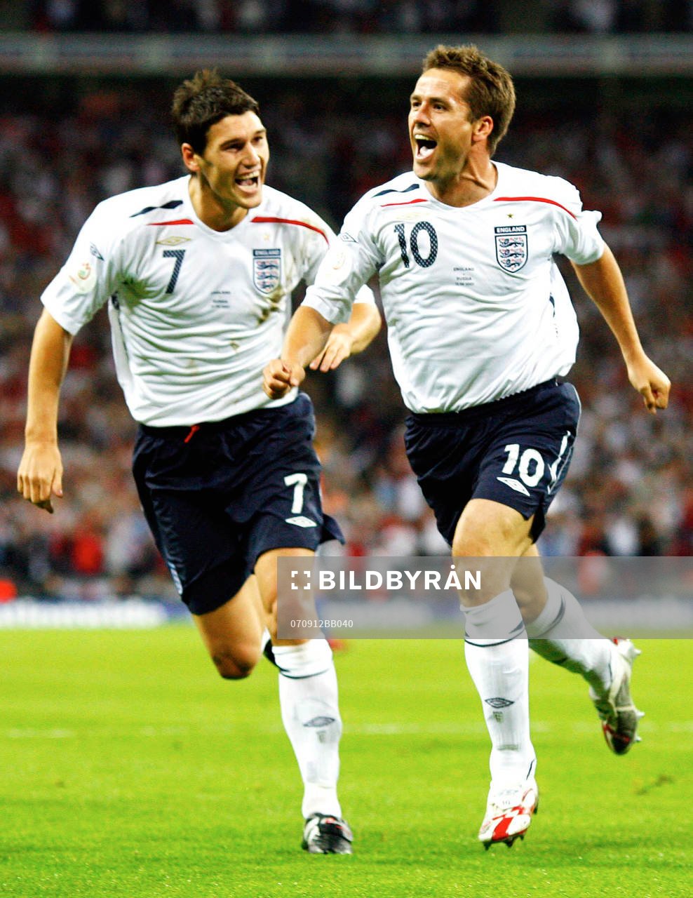  Michael Owen och Gareth Barry, jubel.