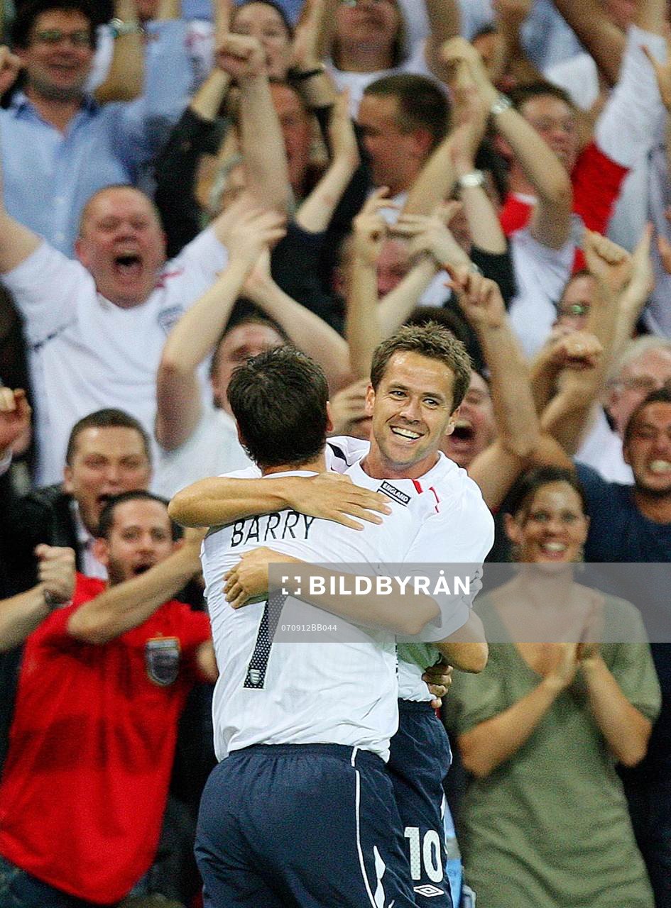 Michael Owen och Gareth Barry, jubel