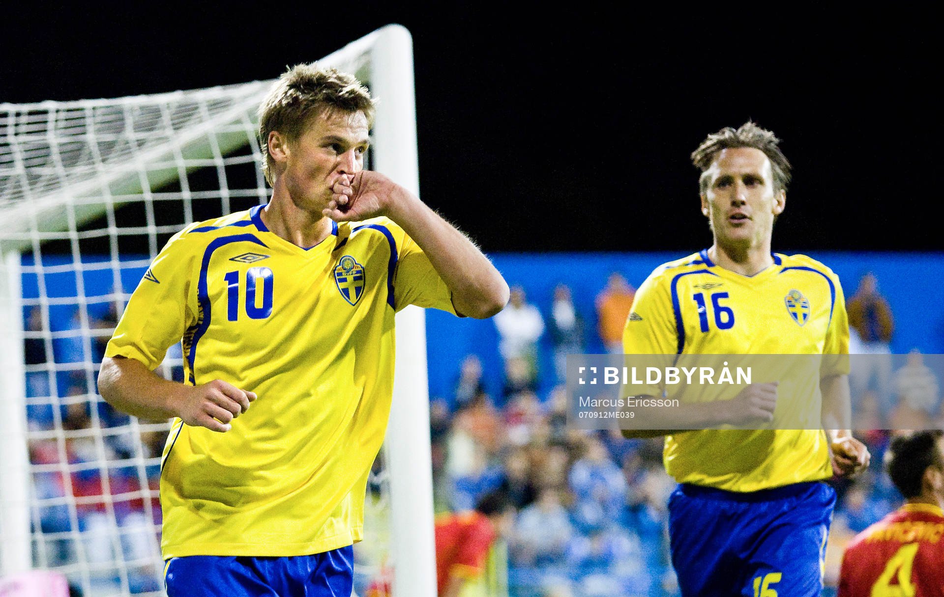  Markus Rosenberg jubel, Andreas Johansson hakar på
