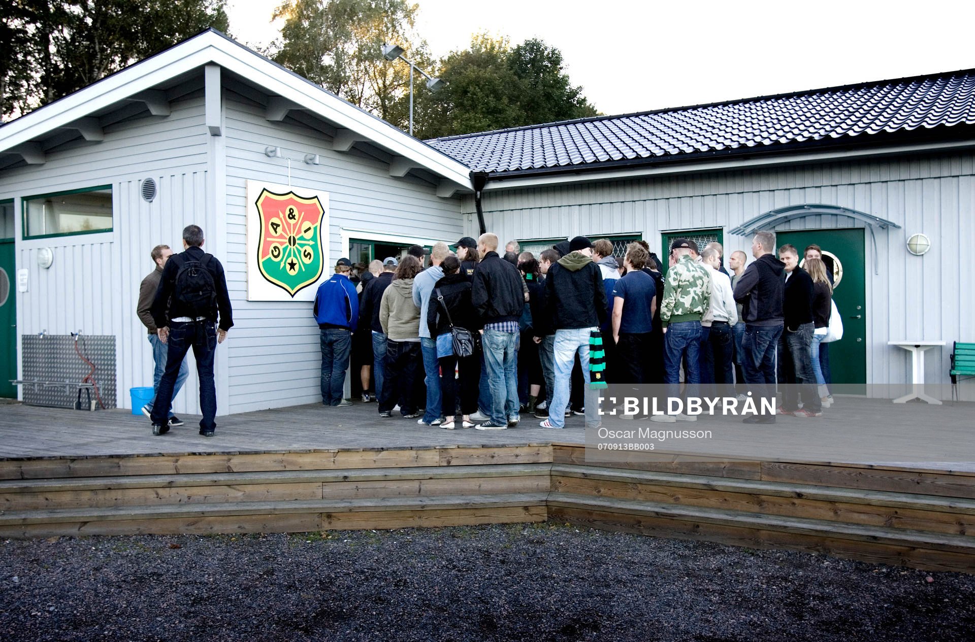 Arga gaisare samlades utanför GAIS-gården på