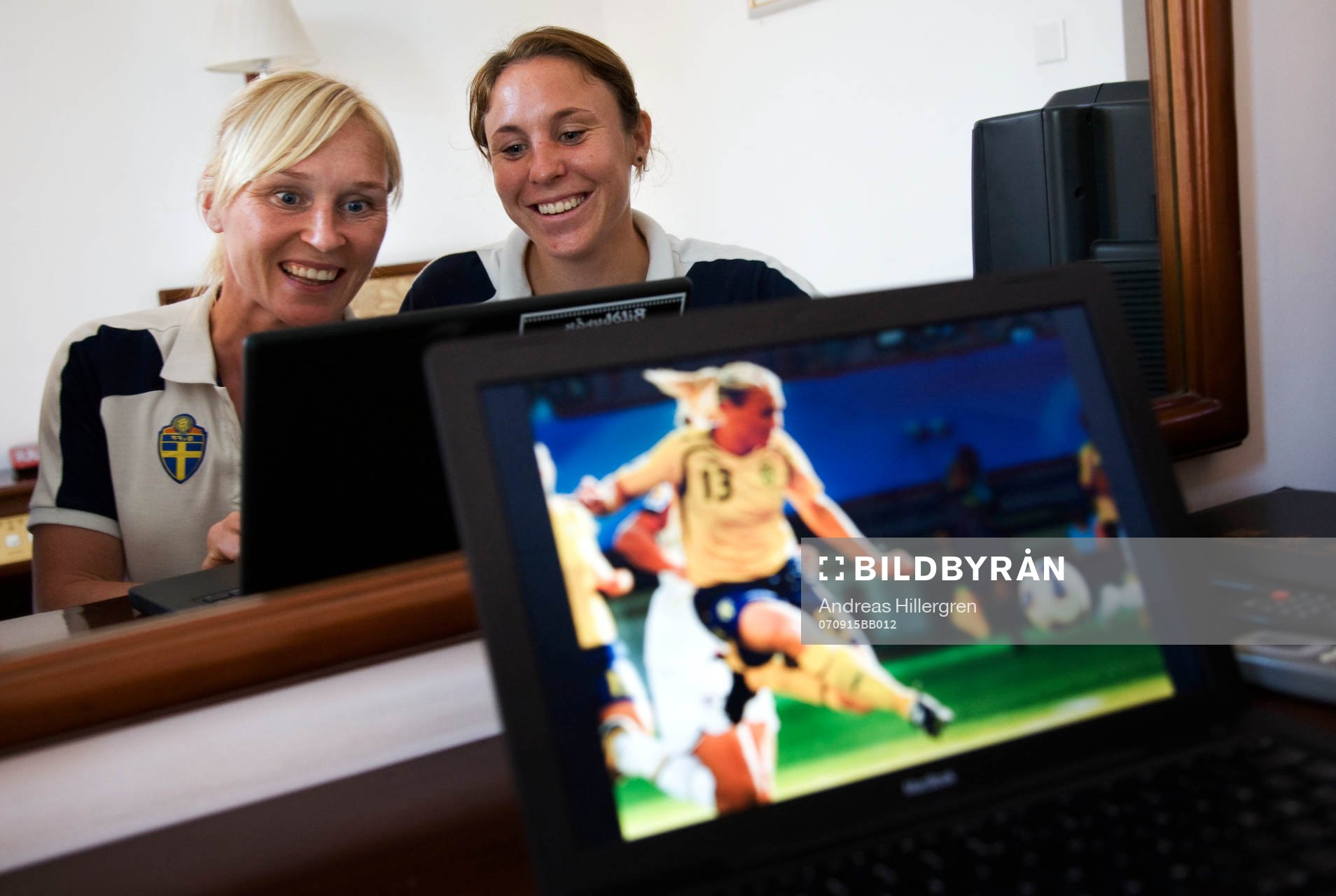 Hanna Ljungberg och Frida Östberg, studerar sitt spel på