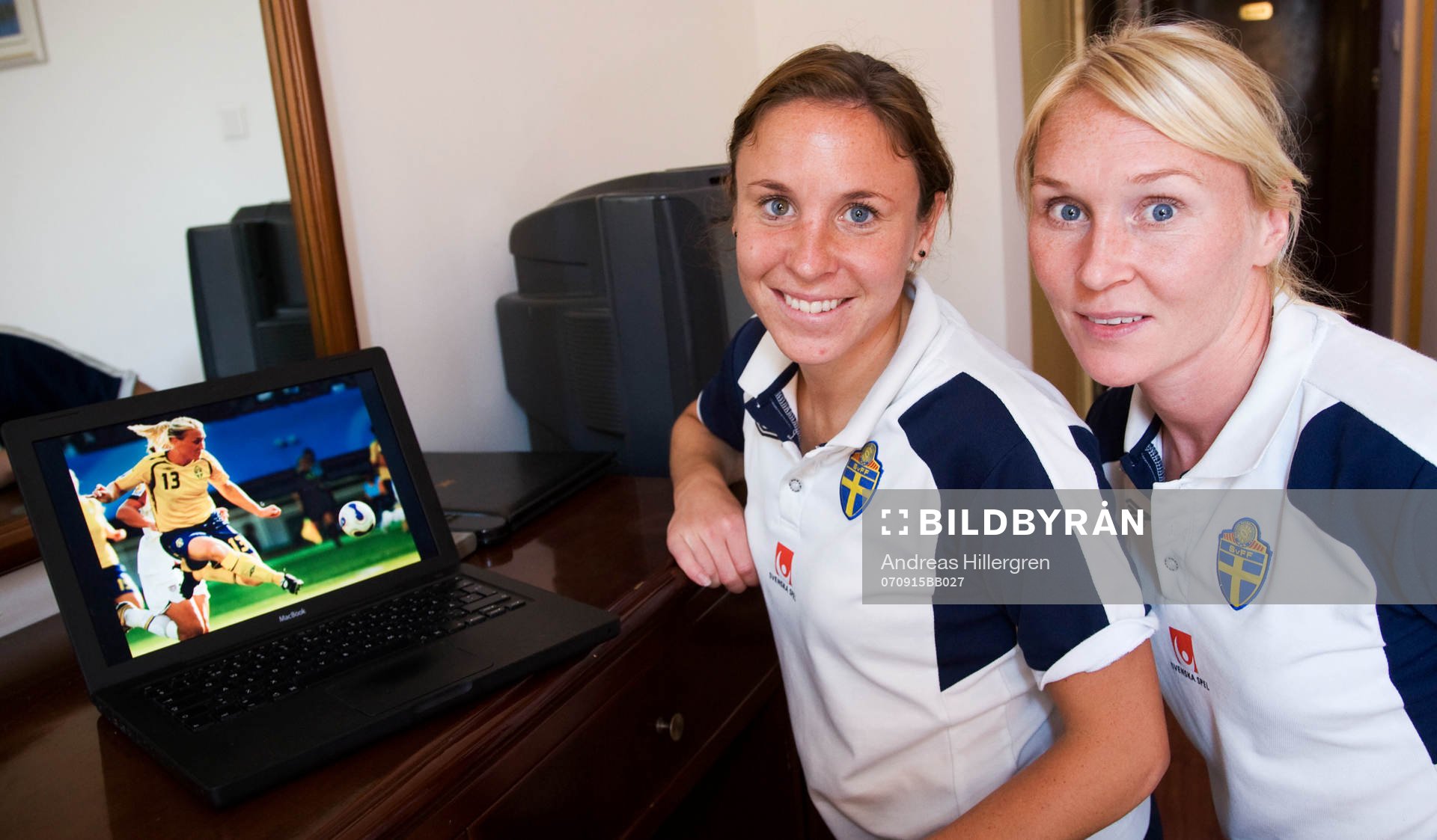 Hanna Ljungberg och Frida Östberg, studerar sitt spel på
