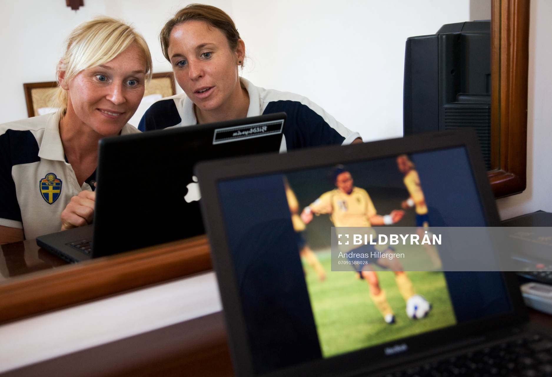 Hanna Ljungberg och Frida Östberg, studerar sitt spel på