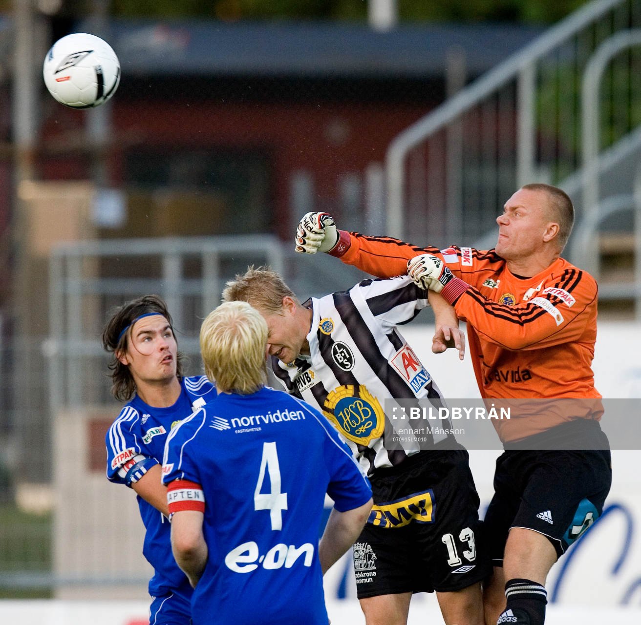 Fredrik Sundfors, målvakt, Sundsvall, boxar ut bollen