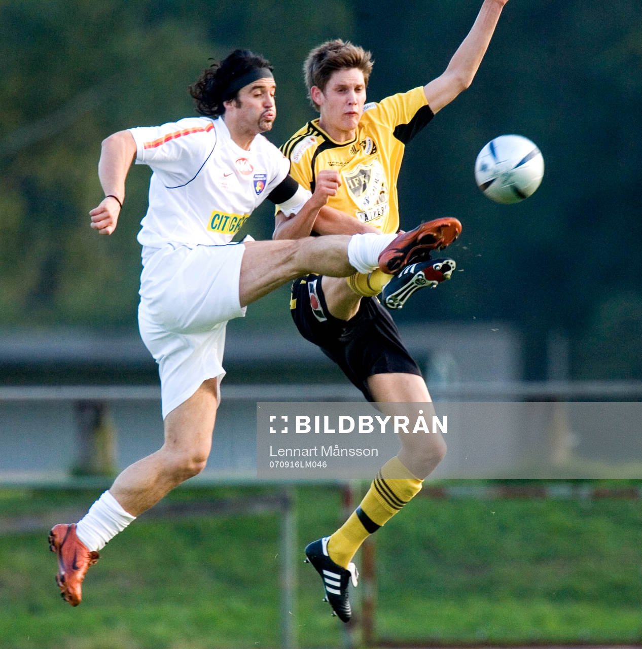 Baskim Sopi rensar framför Simon Larsson