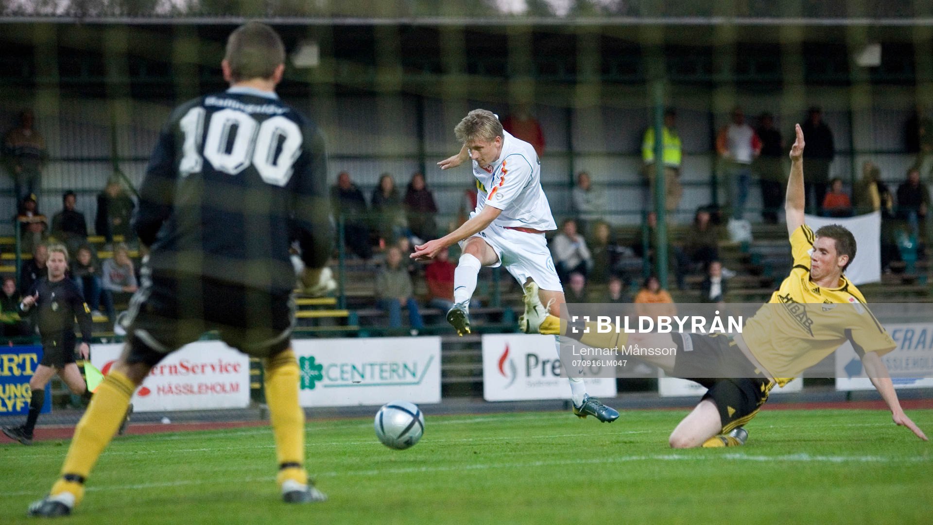 Hässleholms målvakt Joel Ringström räddar framför
