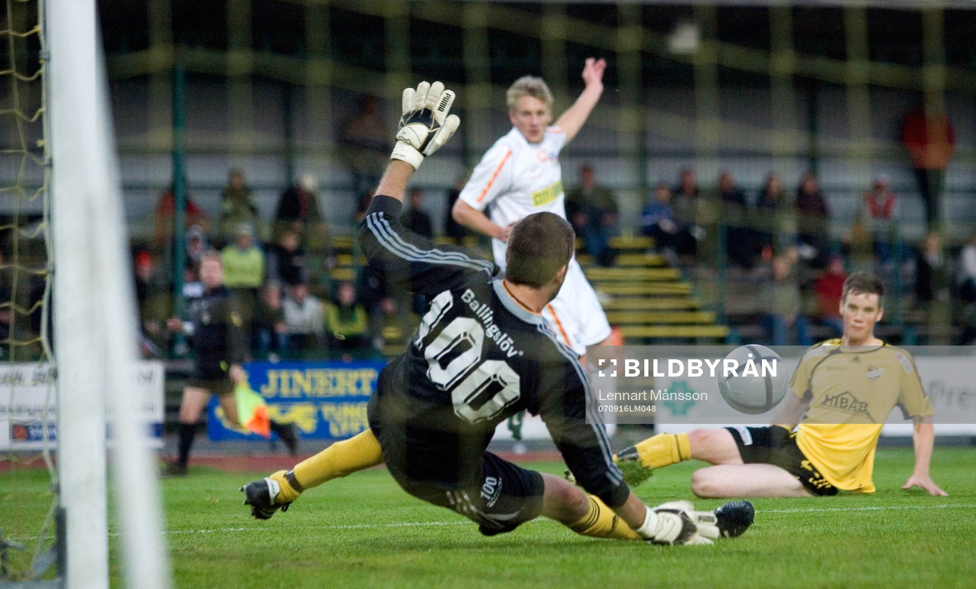 Hässleholms målvakt Joel Ringström räddar framför