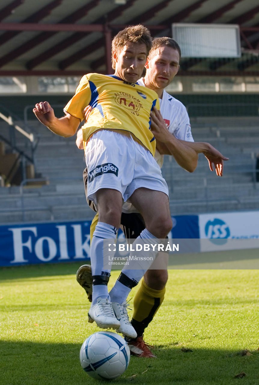 Zoran Jovanovic trycks i ryggen av en Visby-spelare