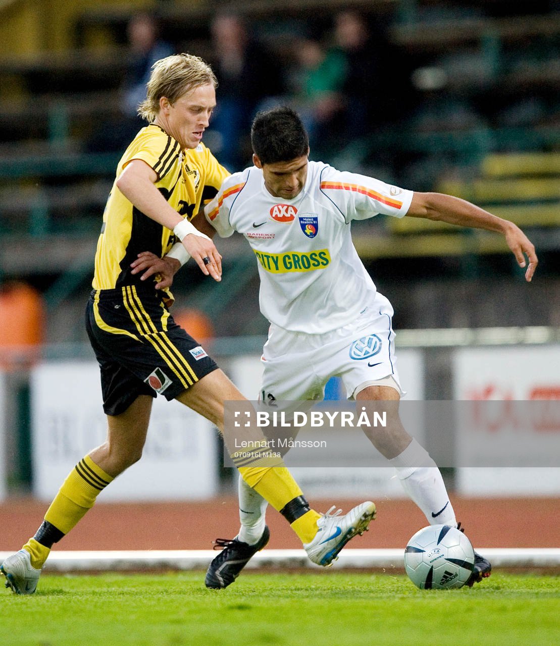 Alexander Nunez-Cona uppvaktas av Bobby Alm Nilsson