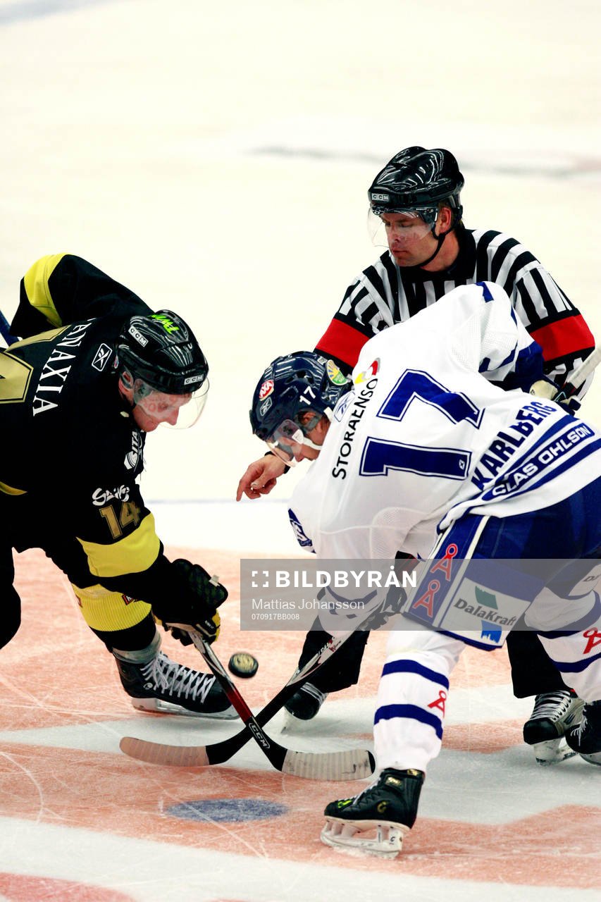 Domaren Patrik Sjöberg släpper pucken till AIK:s Fredrik