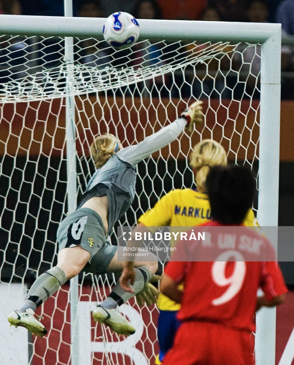 Hedvig Lindahl, Målvakt släpper in 1-1 av RI Un Suk