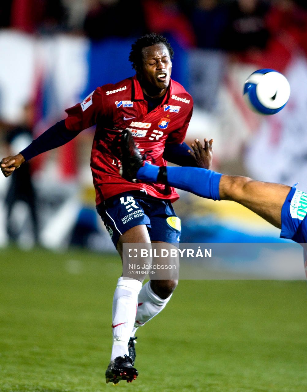 Samuel Barlay, Örgryte, får en spark i magen av Marco Da