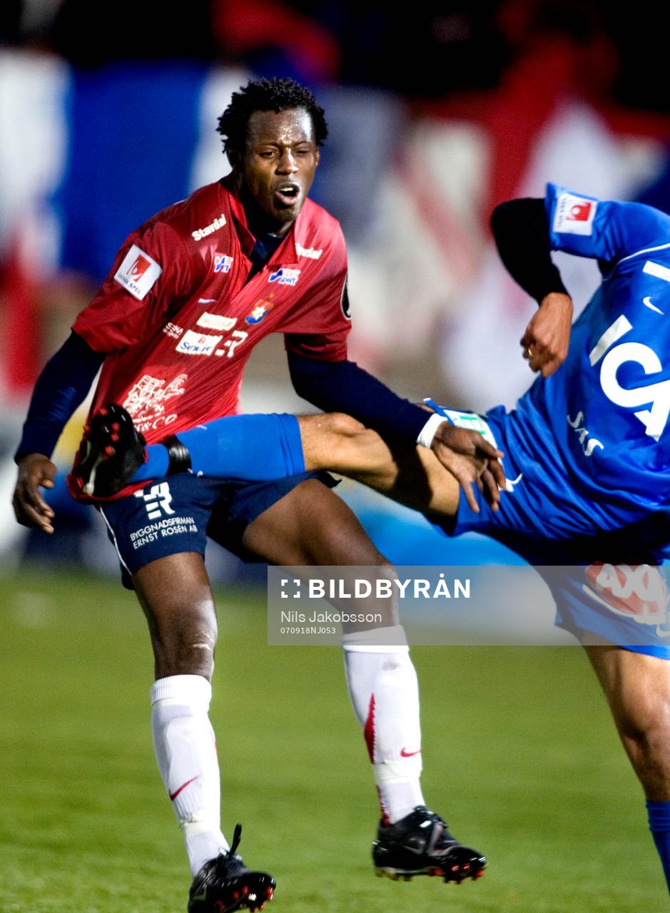 Samuel Barlay, Örgryte, får en spark i magen av Marco Da